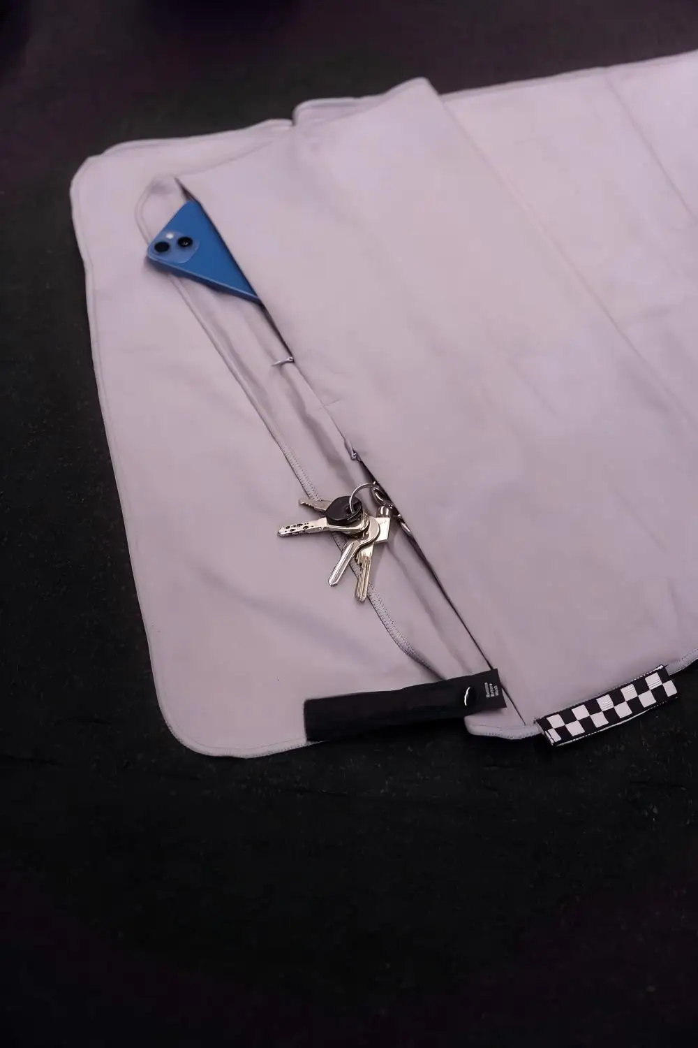Custom Logo Gym Towel Quick-Dry Microfiber PET-Retardant Magnet Zip Pocket Solid Color - Image 3