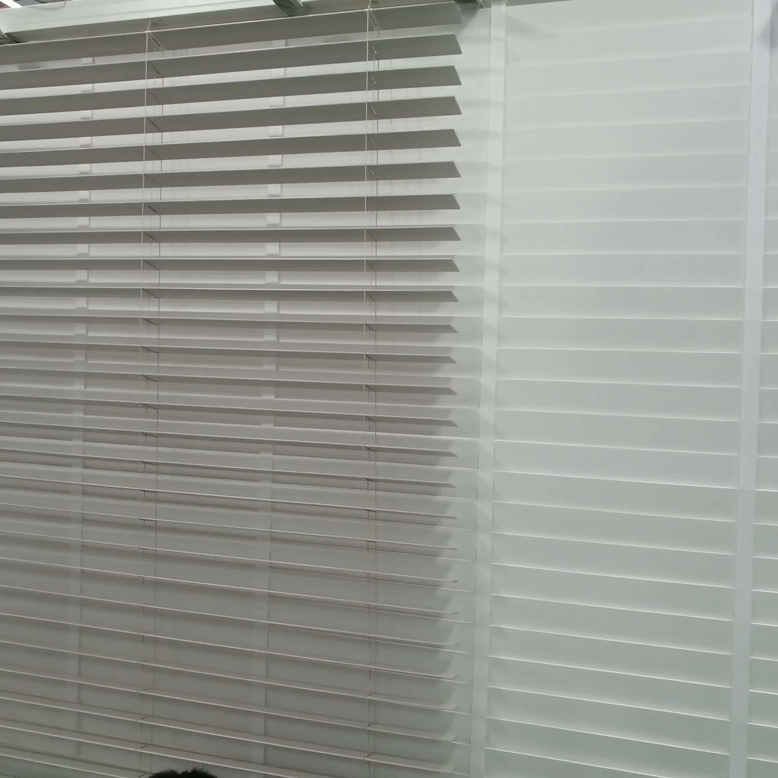 Eco-Friendly Paulownia Wood Venetian Blinds 25-50mm UV Blocking Custom Sizes - Image 3