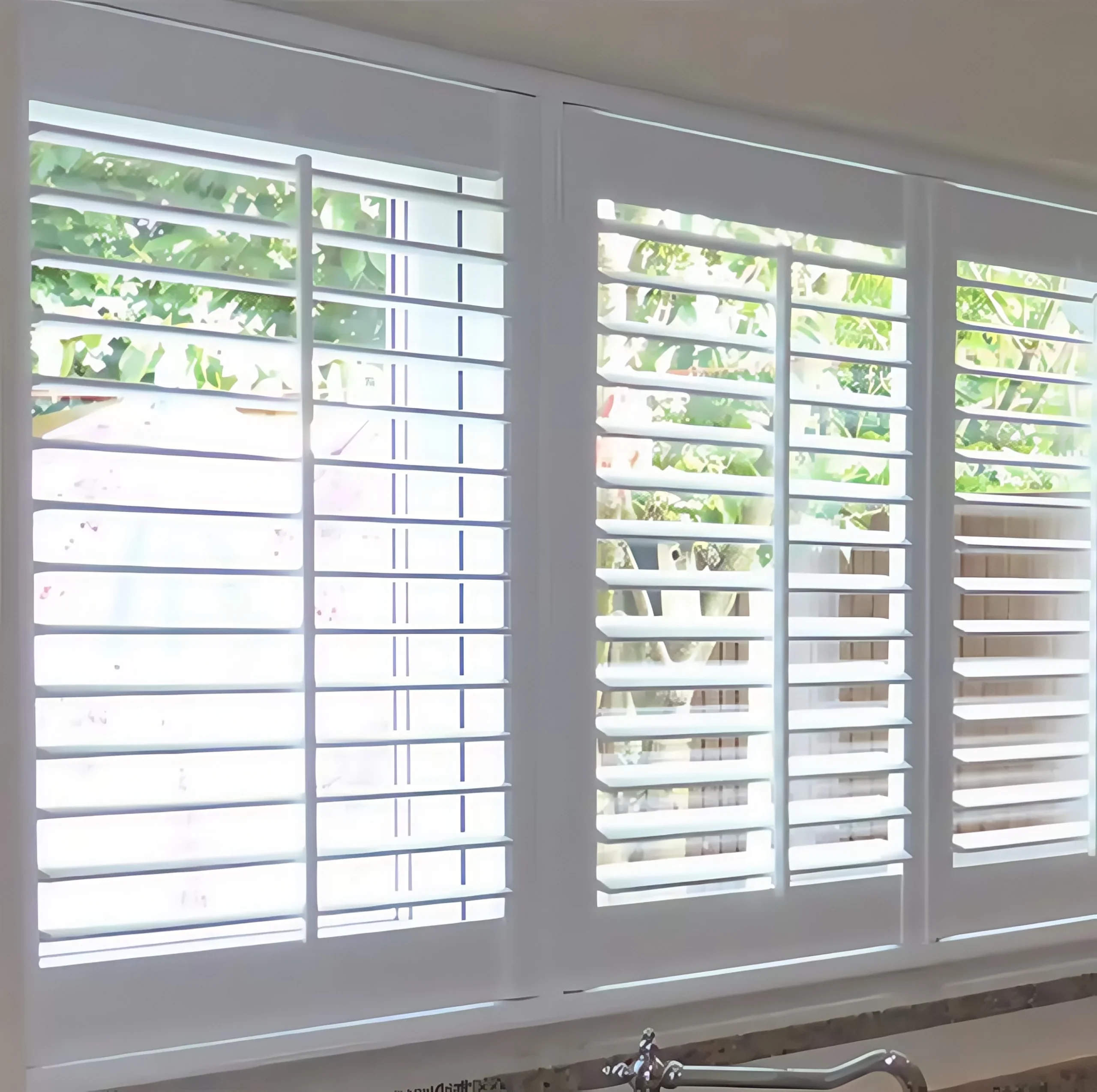 Modern Design Wooden Window Blinds Horizontal Louver Shutter for Hotel Heze Plantation Shutter