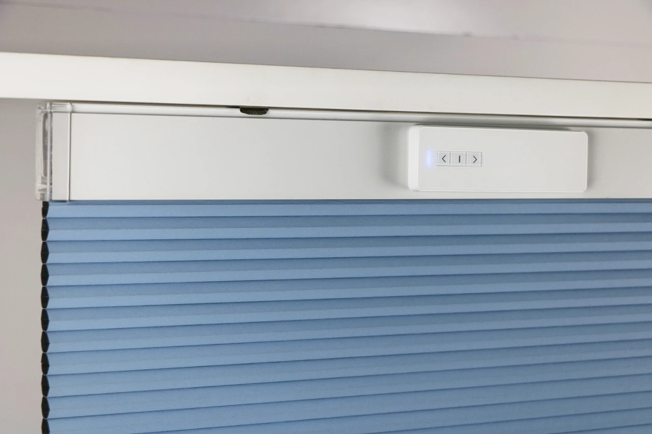 Motorised Honeycomb Shade Fabric Built-In Installation Vertical Pattern Plain - Image 2